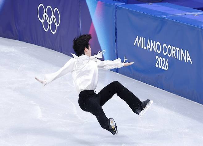 피겨 차준환이 13일(현지시간) 이탈리아 밀라노 아이스 스케이팅 아레나에서 열린 2026 밀라노·코르티나담페초 동계올림픽 피겨 스케이팅 남자 싱글 프리 스케이팅에서 연기를 펼치다 넘어지고 있다. 2026.2.14 /사진=뉴스1