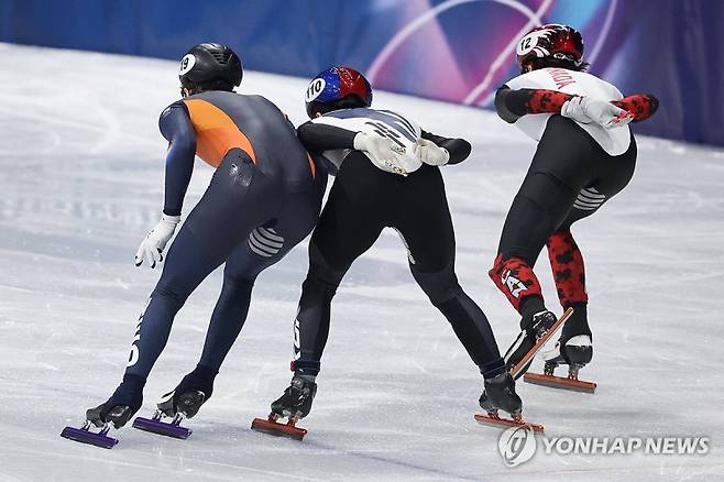 1000m 준준결승에서 실격당한 황대헌의 장면.연합뉴스