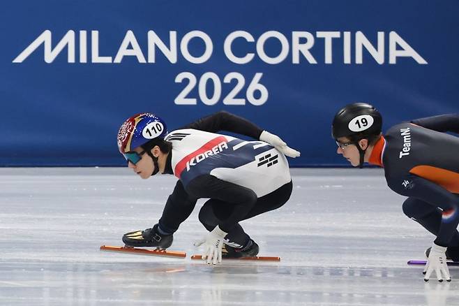 이탈리아 밀라노 아이스스케이팅 아레나에서 열린 2026 밀라노ㆍ코르티나담페초 동계올림픽 쇼트트랙 남자 1,000m 준준결승에 출전한 황대헌이 질주하고 있다.연합뉴스