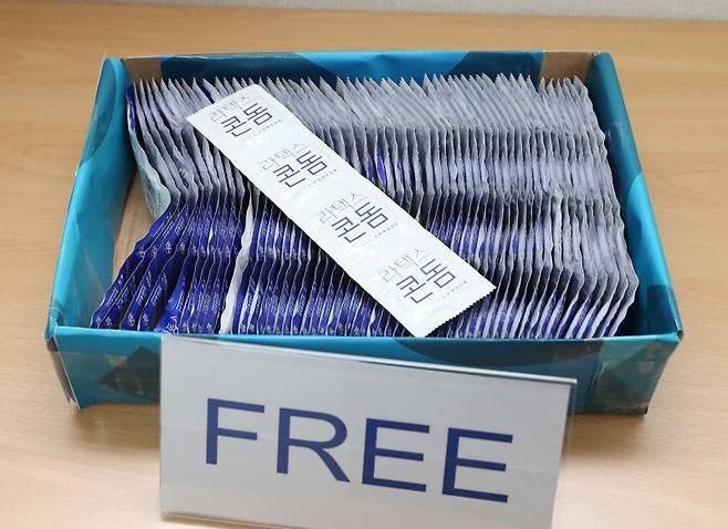 지난 2018 평창 동계 올림픽 당시 선수촌에 비치됐던 콘돔.뉴스1