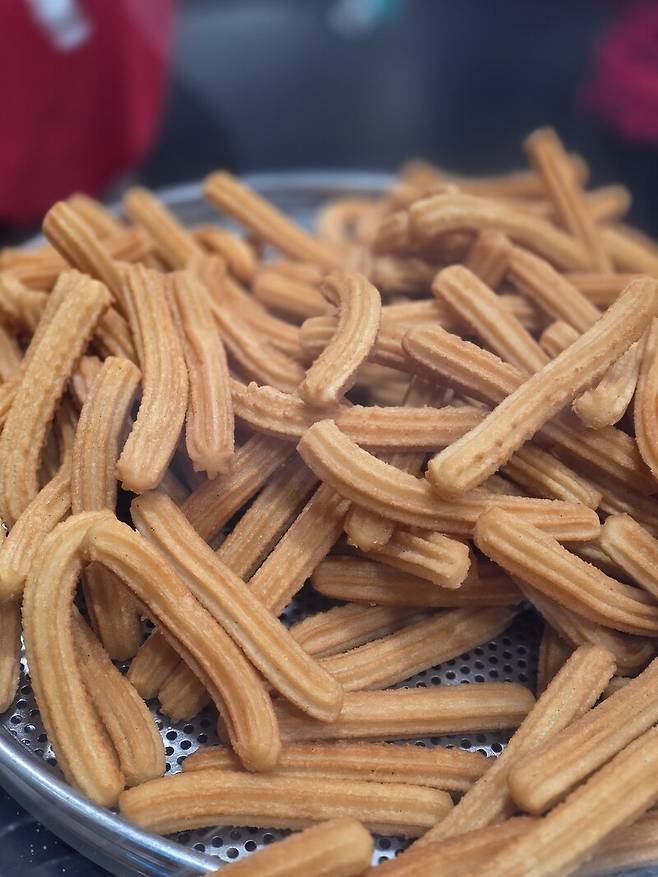 바르셀로나의 유명 츄레리아 중 한 곳. 설탕을 뿌려달라고 하면 뿌려준다. 그나마도 줄이 덜 긴 곳을 꾸역꾸역 찾아서 사 먹었다.