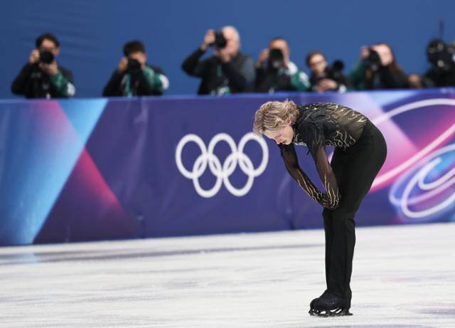 미국 피겨스케이팅 일리아 말리닌이 14일(한국시간) 이탈리아 밀라노 아이스 스케이팅 아레나에서 열린 2026 밀라노·코르티나 담페초 동계올림픽 피겨스케이팅 남자 싱글 프리스케이팅에서 연기를 마치고 아쉬워하고 있다. 밀라노=뉴시스