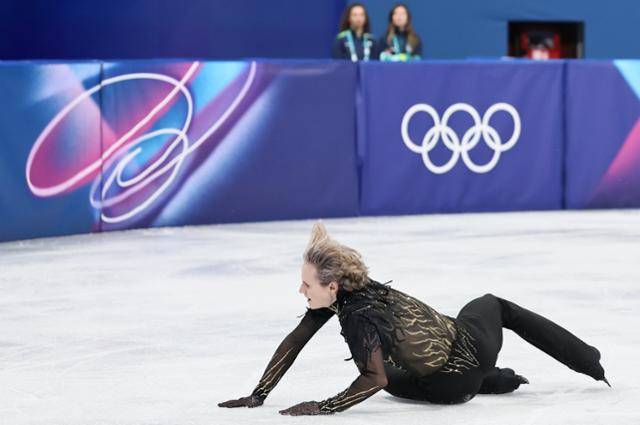 미국 피겨스케이팅 일리아 말리닌이 14일(한국시간) 이탈리아 밀라노 아이스 스케이팅 아레나에서 열린 2026 밀라노·코르티나 담페초 동계올림픽 피겨스케이팅 남자 싱글 프리스케이팅에서 점프 도중 넘어지고 있다. 밀라노=뉴시스