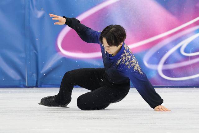 일본 피겨스케이팅 가기야마 유마가 14일(한국시간) 이탈리아 밀라노 아이스 스케이팅 아레나에서 열린 2026 밀라노·코르티나 담페초 동계올림픽 피겨스케이팅 남자 싱글 프리스케이팅에서 점프 도중 넘어지고 있다. 밀라노=연합뉴스