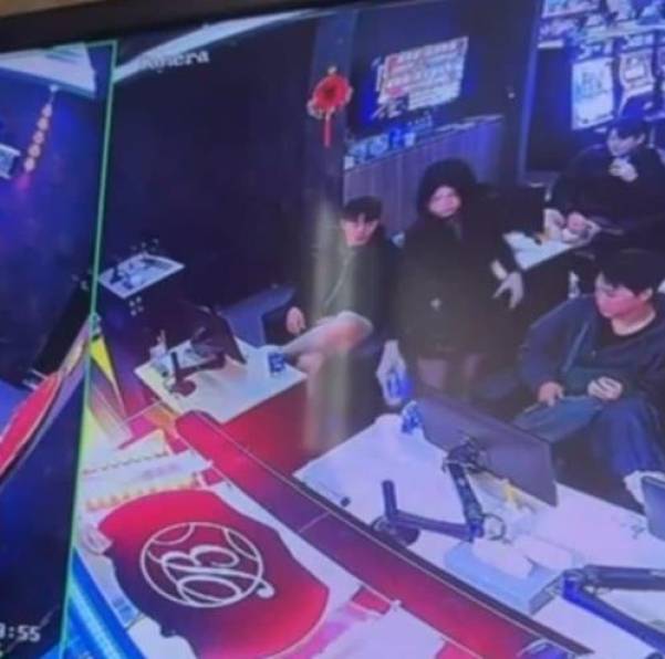 13일 온라인 커뮤니티에 공개된 대만 CCTV 영상 중 일부. 온라인 커뮤니티 캡처