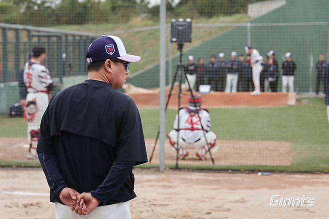 대만 스프링캠프를 지켜보는 김태형 감독. 사진=구단 제공