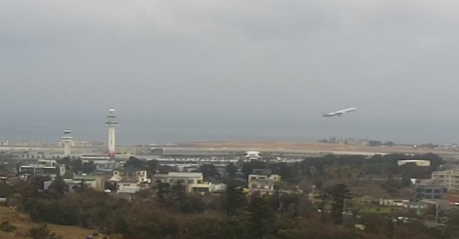 14일 오후, 제주국제공항 활주로에서 항공기가 이륙하는 모습. 설 연휴 기간 항공편 운항이 집중되며 공항 운영 부담이 커지고 있다. (실시간 CCTV)