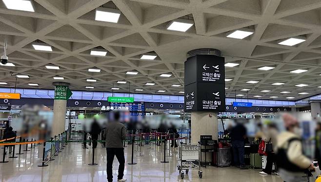 14일 오후 제주공항 출발장 전경. 비교적 여유로운 흐름을 보이고 있다.