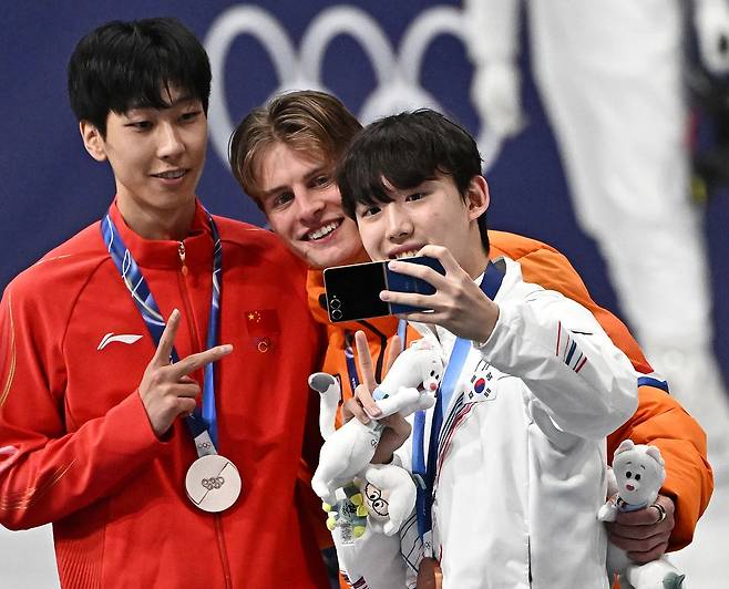 쇼트트랙 남자 1000m 동메달을 획득한 임종언이 12일(현지시간) 이탈리아 밀라노 아이스 스케이팅 아레나에서 열린 쇼트트랙 남자 1000m 시상식에서 네덜란드 옌스 판트 바우트(금메달), 중국 쑨룽(은메달)과 기념촬영을 하고 있다. 김종호 기자