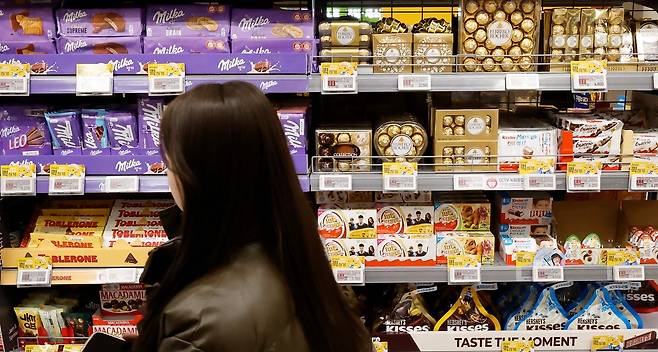 밸런타인데이를 닷새 앞둔 지난 9일 서울시내 대형 마트를 찾은 한 시민이 매장 진열대에서 초콜릿과 사탕 등 선물을 고르고 있다. [뉴시스]