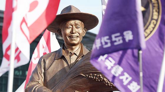 2024년 12월 동대구역에 설치된 박정희 동상. 연합뉴스