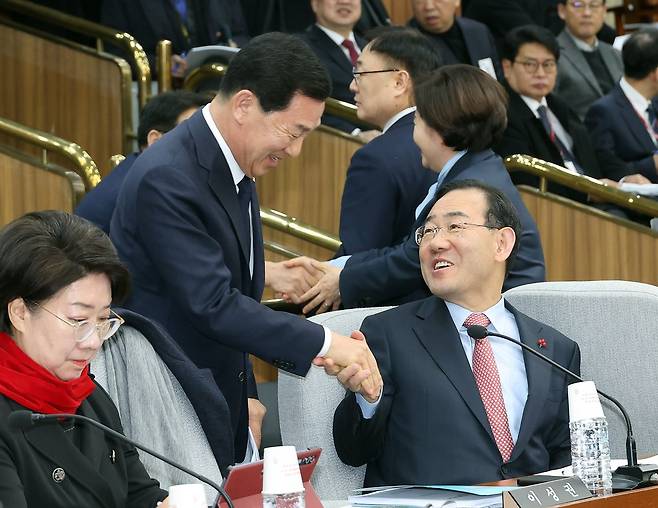 국회 행정안전위원회 신정훈 위원장(왼쪽)과 국민의힘 주호영 의원이 9일 국회에서 열린 행정구역 통합 관련 제정법률안에 대한 입법공청회에서 악수하고 있다. 연합뉴스