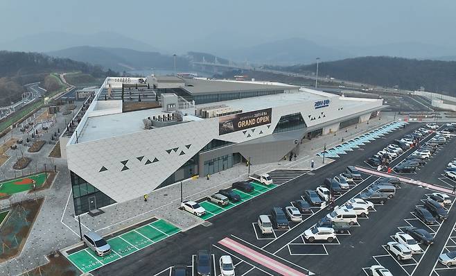 지난해 12월 개장한 경기도 안성 고삼호수휴게소는 거대한 삼각형 모양으로 설계했다. 사진 한국도로공사