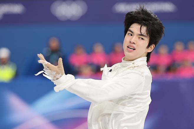 13일(현지시간) 이탈리아 밀라노 아이스스케이팅 아레나에서 열린 2026 밀라노·코르티나담페초 동계올림픽 남자 싱글 프리 스케이팅에 출전한 차준환이 연기를 펼치고 있다. 연합뉴스