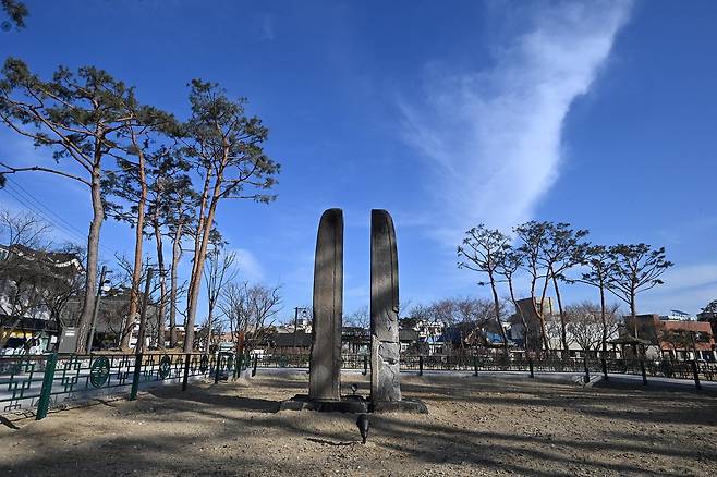충남 공주 ‘반죽동 당간지주 공원’의 당간지주(幢竿支柱·절의 깃발을 다는 장대인 당간을 세우는 두 돌기둥). 국가지정유산 보물로 백제 성왕 때인 527년 창건됐다는 대통사(大通寺)와 관련성으로 주목받는 유산이다. 사진 국가유산청