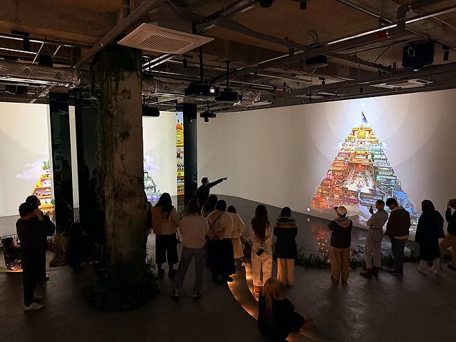 올해 초 제주를 찾은 관광객들이 제주시 애월읍 하우스오브레퓨즈에서 에릭 오 감독의 전시를 관람하고 있다. 최충일 기자