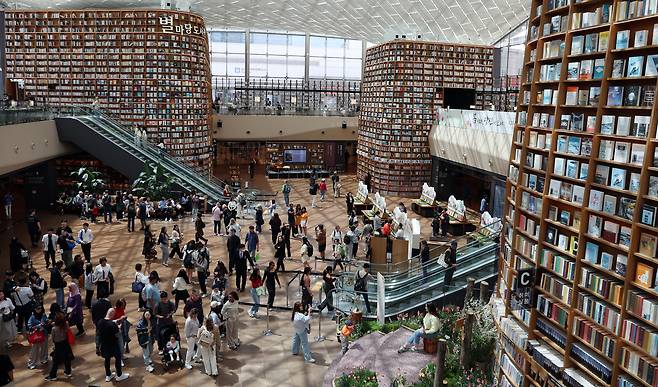 지난해 4월 23일 서울 강남구 코엑스 별마당 도서관에서 국내외 관람객들이 책과 함께 사진촬영 등을 하며 즐거운 추억을 만들고 있다. 뉴스1