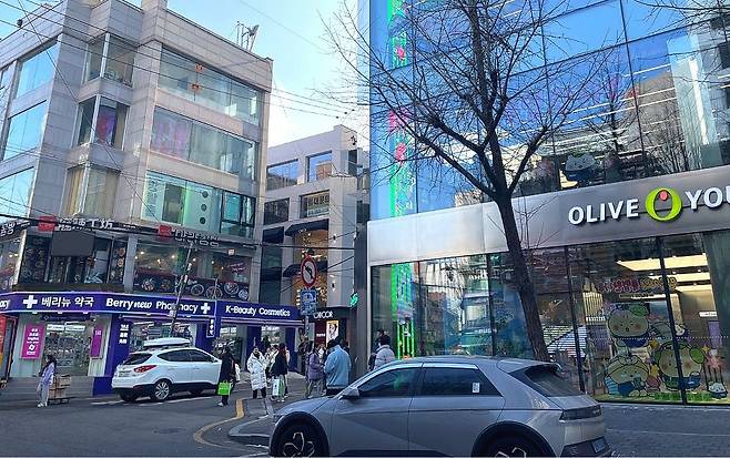 홍익약국 맞은편 상권 전경. 4층 규모의 초대형 올리브영 홍대 타운 매장이 있고 그 건너편에는 홍익약국과 비슷한 콘셉트의 K-뷰티 특화 약국이 자리하고 있다. 김세린 기자
