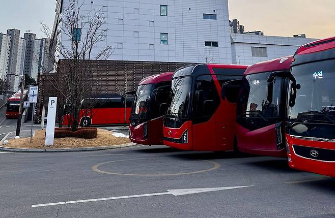 지난 2월 6일 금요일 퇴근 무렵 강원혁신도시 한 공공기관 주차장에 공덕(서울 마포구)·마두(경기도 고양시)·수원·인천 등 수도권행 통근버스가 대기하고 있다. 김홍준 기자