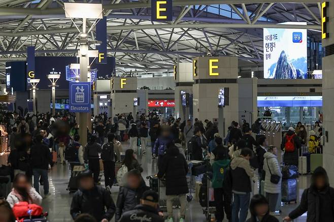 12일 인천 중구 인천국제공항 1터미널 출국장이 이용객들로 붐비고 있다. 사진=임형택 기자