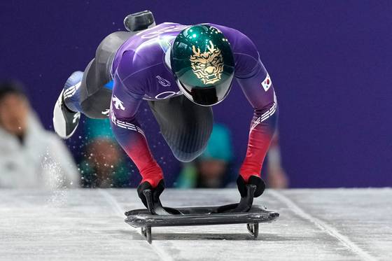 Jung Seung-gi starts in a men's skeleton training session at the 2026 Winter Olympics in Cortina d'Ampezzo, Italy, on Feb. 9. [AP/YONHAP]