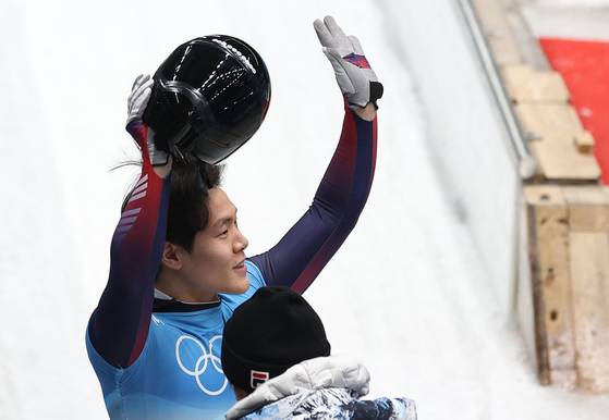 Jung Seung-gi waves after finishing his race at the 2022 Beijing Olympics on Feb. 11, 2022. [YONHAP]