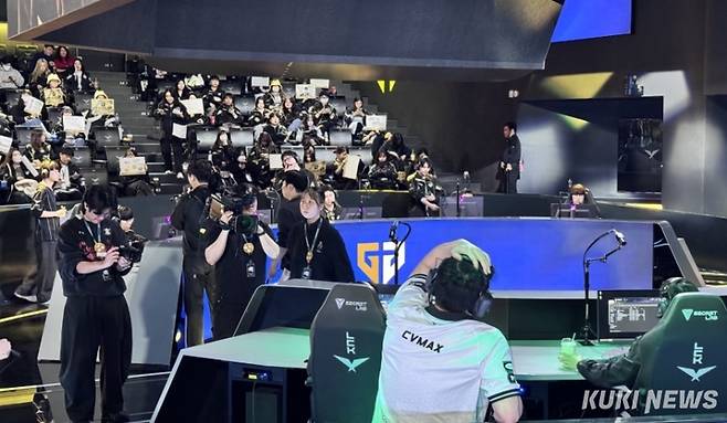 디플러스 기아 ‘씨맥’ 김대호 감독이 고심하는 모습. 이영재 기자