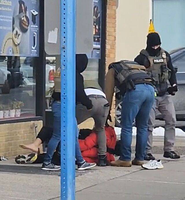 도널드 트럼프 미국 행정부의 강화된 이민 정책으로 한인 사회가 극심한 공포와 경제적 피해를 입고 있다. 지난달 22일(현지시간) 뉴저지 팰리세이즈파크 한인타운 거리에서 이민세관단속국(ICE) 요원들이 아시아인을 체포하는 모습이다. 미주한인봉사교육단체협의회(NAKASEC·미교협) 제공