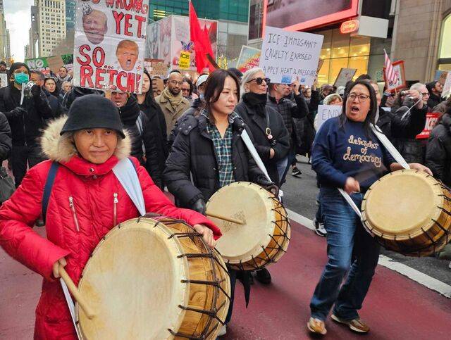 11일 뉴저지 팰리세이즈파크 한인타운 거리에서 ICE 규탄 시위에 참여한 한인들이 북을 치며 행진하고 있다. 미주한인봉사교육단체협의회(NAKASEC·미교협) 제공