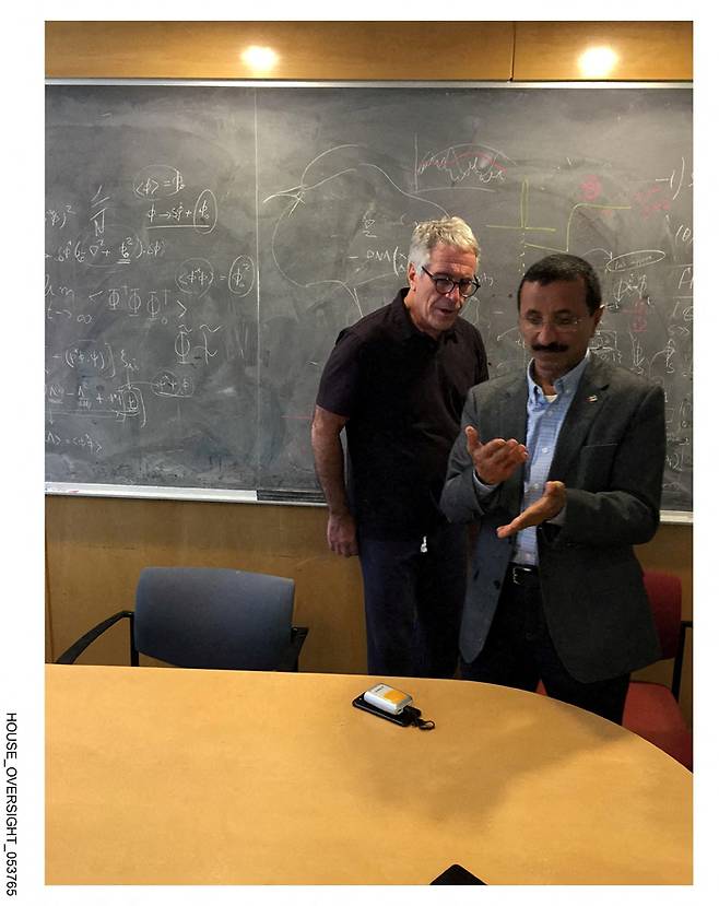 미성년자 성착취범 제프리 엡스타인이 술탄 아메드 빈 술라옘 전 DP월드 이사회 의장 겸 최고경영자(CEO)와 찍은 사진. [로이터 연합]