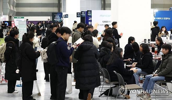 지난달 서울 강남구 코엑스에서 열린 ‘2026 스타트업 채용박람회’를 찾은 구직자들이 채용 상담 및 면접을 기다리고 있다. [연합뉴스]