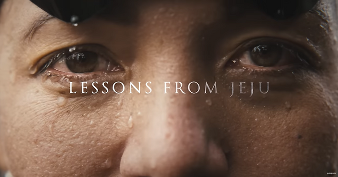 파타고니아가 5년 전 올린 유튜브 다큐멘터리 영상 ‘Lessons from Jeju’의 한 장면. 임신 7개월차인 세계적인 다이버가 제주 해녀를 만나는 이야기를 담았다. [파타고니아 유튜브 캡처]