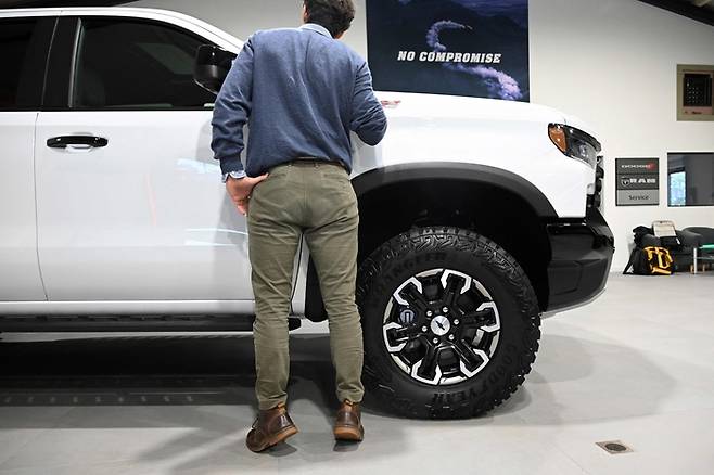 한 소비자가 대형 픽업트럭을 살펴보는 모습 [사진 출처 = AFP 연합뉴스]