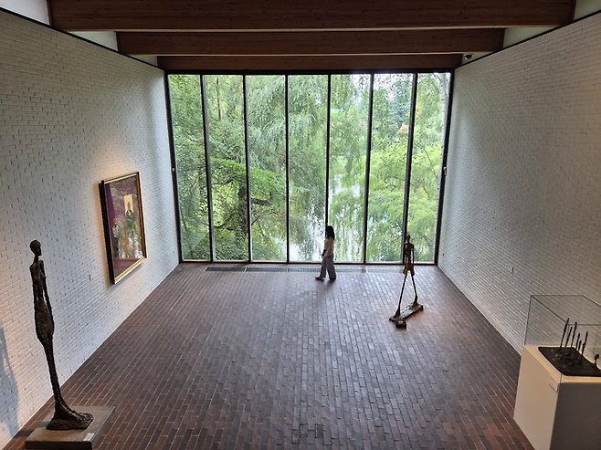 호수가 보이는 자코메티의 방. 모두가 이 곳에서 인생 사진을 남긴다. ©김슬기
