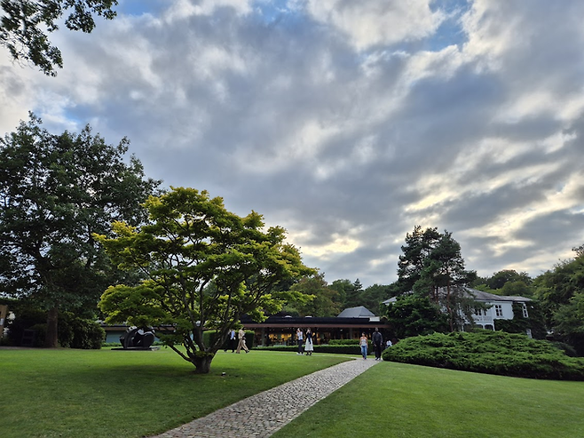 미술관을 떠난 밤 9시가 넘은 시간의 모습. 일몰은 구경조차 할 수 없었다. ©김슬기