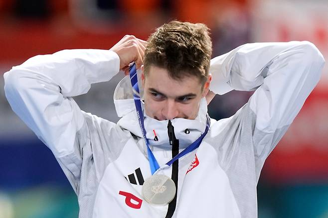 동계 올림픽을 반년 앞두고 폴란드로 귀화한 러시아 출신 스피드스케이팅 선수 블라디미르 세미룬니이(24)가 자신의 첫 올림픽 무대에서 은메달을 땄다. [뉴시스]