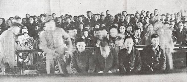 뤼순지방법원에서 재판을 받고 있는 안중근 의사. 왼쪽부터 유동하, 조도선, 우덕순, 안중근./사진제공=안중근의사기념사업회