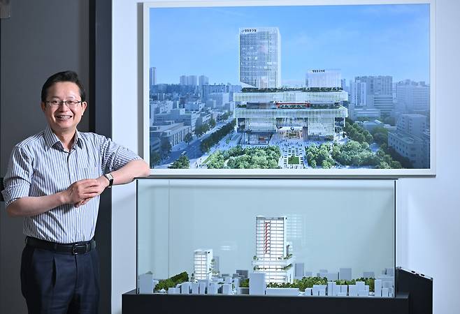 최호권 서울 영등포구청장이 최근 헤럴드경제와 인터뷰에 앞서 신청사 조감도를 배경으로 포즈를 취하고 있다. 당산근린공원 부지에 들어서는 신청사는 2030년 준공을 목표로 하고 있다. 임세준 기자