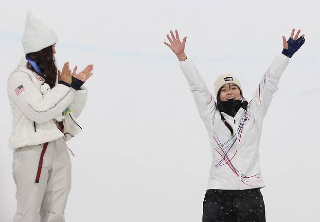 2026 밀라노-코르티나담페초 동계올림픽 스노보드 여자 하프파이프 결승에서 금메달을 따낸 최가온에게 박수를 치는 클로이 김(왼쪽)의 모습. [연합]