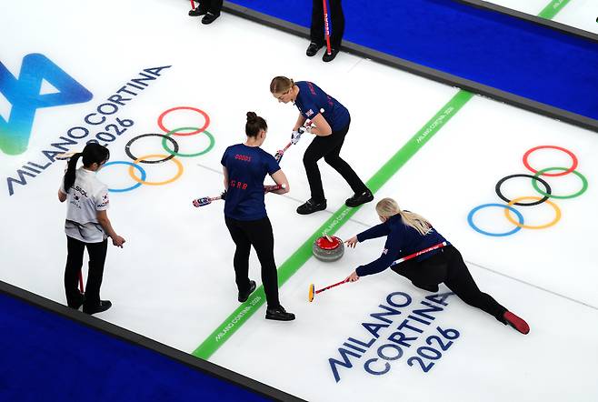 13일 여자 컬링 영국과 한국의 경기가 펼쳐지는 모습. [게티이미지]