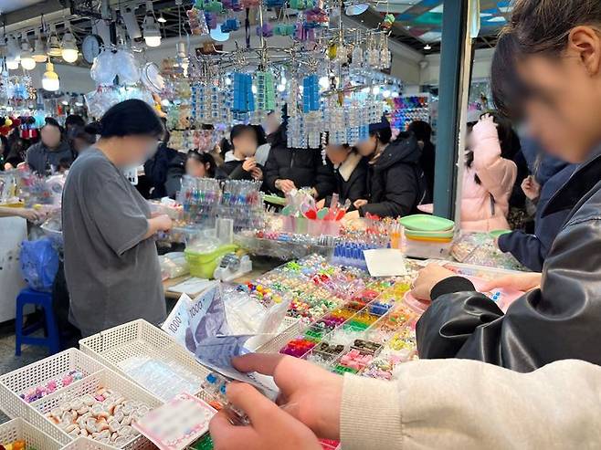 [서울=뉴시스]정우영 인턴기자 = 12일 오후 12시30분께 인파로 북적이는 동대문종합시장 5층 A동 액세서리 상가의 모습. 2026.2.12.  *재판매 및 DB 금지