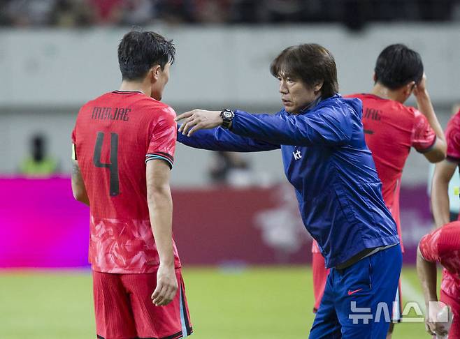 [서울=뉴시스] 김근수 기자 = 14일 오후 서울 마포구 서울월드컵경기장에서 열린 하나은행 초청 축구국가대표팀 친선경기 대한민국과 파라과이의 경기 후반 홍명보 대한민국 축구국가대표팀 감독이 김민재와 대화를 나누고 있다. 2025.10.14. ks@newsis.com