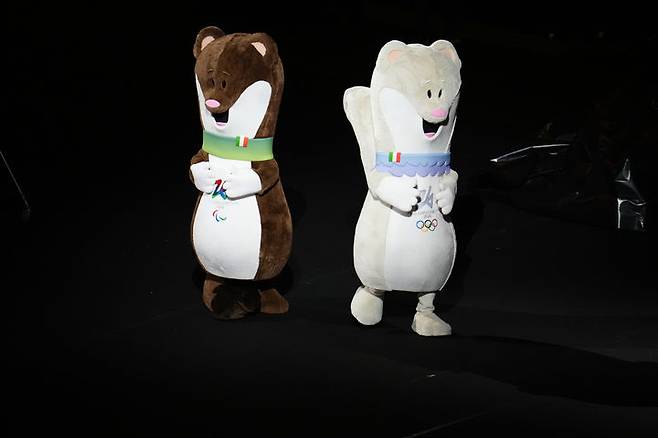 [밀라노=AP/뉴시스] 6일(현지 시간) 이탈리아 밀라노 산시로 올림픽 스타디움에서 올림픽 마스코트인 '티나(오른쪽)'와 패럴림픽 마스코트인 '밀로'가 2026 밀라노·코르티나담페초 올림픽 개회식에 앞서 춤을 추고 있다. 2026.02.14.