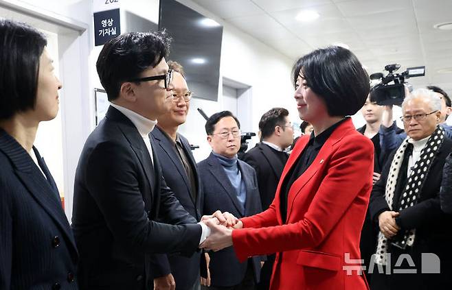 [서울=뉴시스] 조성봉 기자 = 배현진 국민의힘 의원이 지난 13일 오후 서울 여의도 국회 소통관에서 기자회견을 열고, 자신에 대한 국힘 윤리위의 '당원권 정지 1년'에 대해 입장 발표를 앞두고 한동훈 전 국민의힘 대표에게 격려를 받고 있다. 2026.02.13. suncho21@newsis.com