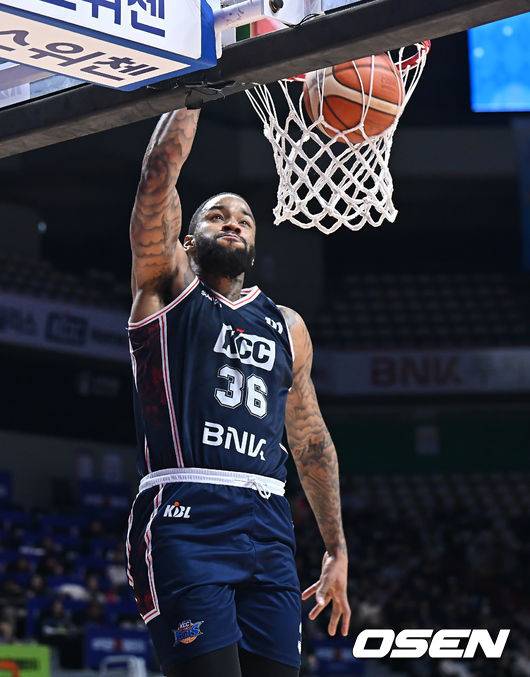 [OSEN=부산, 이석우 기자] 14일 부산 사직체육관에서 2025-2026 LG전자 프로농구 부산 KCC와 대구 한국가스공사의 경기가 열렸다.2연패 탈출과 단독 5위 도약을 노리는 부산 KCC가 송교창의 재부상이라는 악재 속에 7연패에서 벗어난 대구 한국가스공사 페가수스를 상대로 반등에 도전한다.부산 KCC 숀롱이 덩크슛을 성공하고 있다. 2026.02.14 / foto0307@osen.co.kr