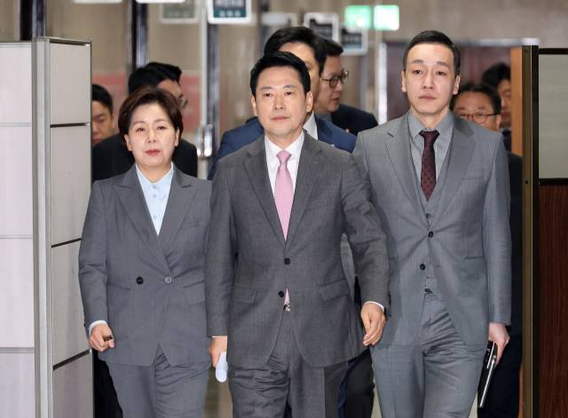 ▲국민의힘 장동혁 대표(가운데)가 9일 국회에서 열린 최고위원회의에 참석하기 위해 입장하고 있다. 오른쪽은 김민수 최고위원. 왼쪽은 양향자 최고위원. ⓒ연합뉴스