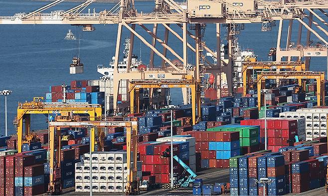 경기도 평택항에 컨테이너가 쌓여 있다. 연합뉴스