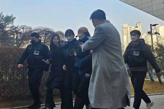 12일 오전 서울북부지법에서 열리는 구속 전 피의자 심문(영장실질심사)에 출석하는 피의자. 뉴시스