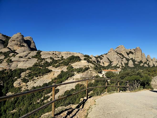 몬세라트 해발고도 1000m 전망대 트레킹 코스 풍경.