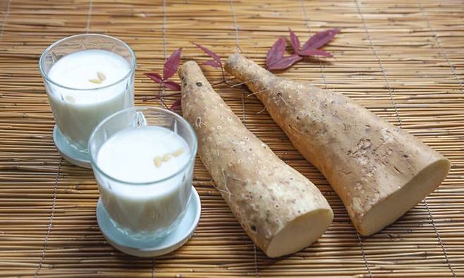 마 성분의 끈적거리는 느낌을 선호하지 않는다면 우유와 갈아서 쉐이크 처럼 먹어도 좋다.&nbsp;